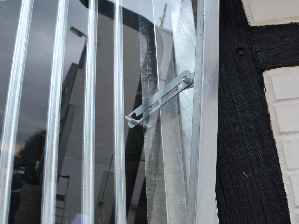 horse pferdesportsysteme fenster 004 kippfenster verzinkt mit innenliegendem schutzgitter