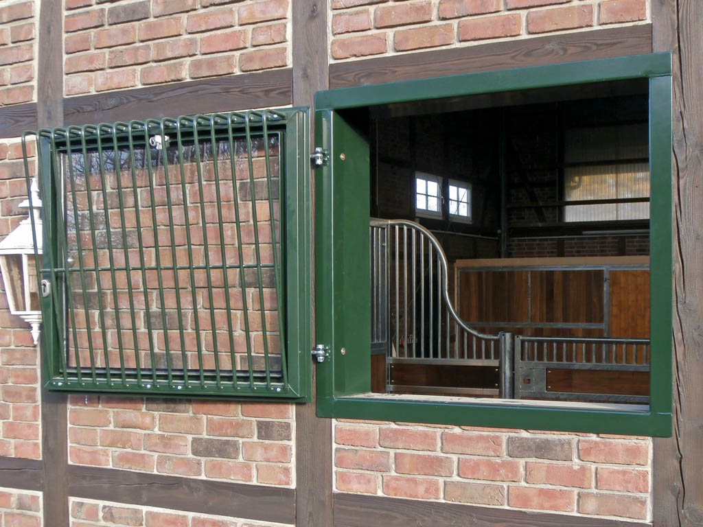 horse pferdesportsysteme fenster 007 pulverbeschichtetes einfluegeliges drehfenster fuer den pferdestall