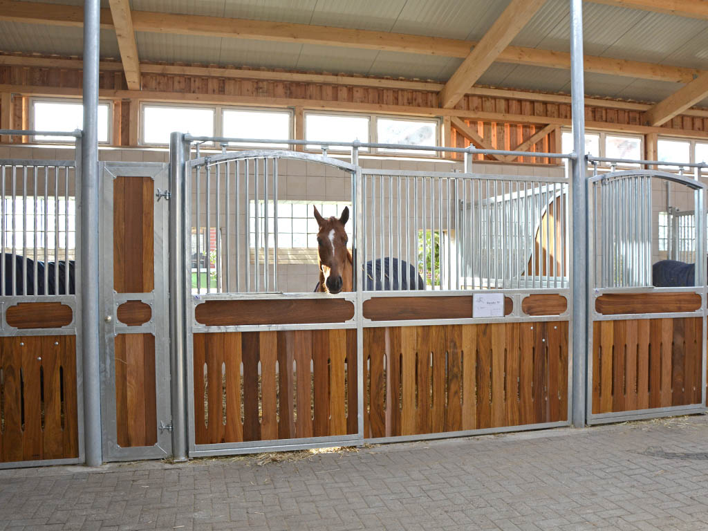 horse pferdesportsysteme innenboxen 004 rundbogenvorderfront zum schieben mit holzfuellung und lueftungsschlitzen