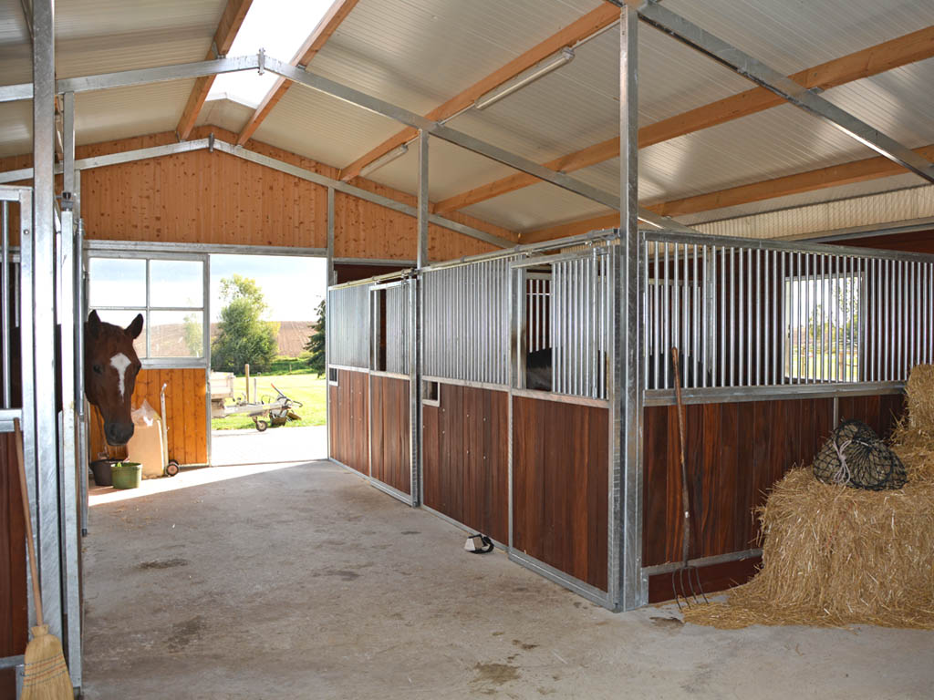 horse pferdesportsysteme innenboxen 013 pferdebox mit schiebetuer und futterluke