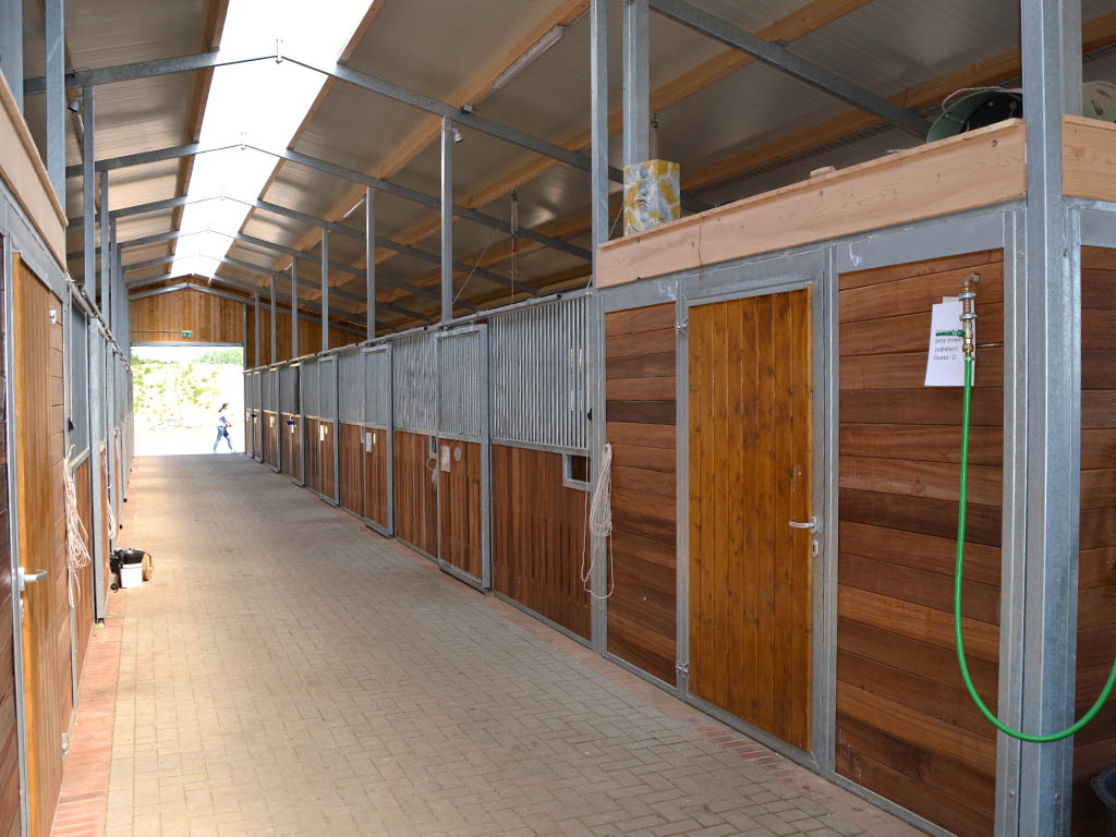 horse pferdesportsysteme innenboxen 018 pferdestallgasse mit schiebtueren und sattelkammer