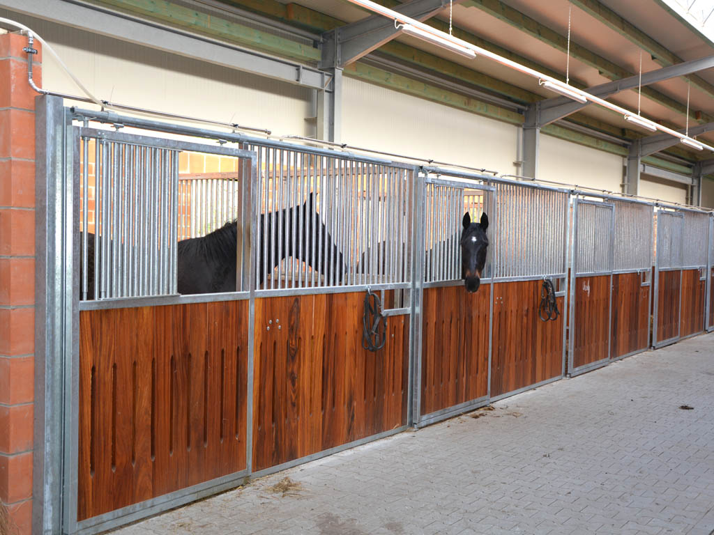 horse pferdesportsysteme innenboxen 023 innenbox mit schiebetuer und lueftungsschlitzen in holzfuellung