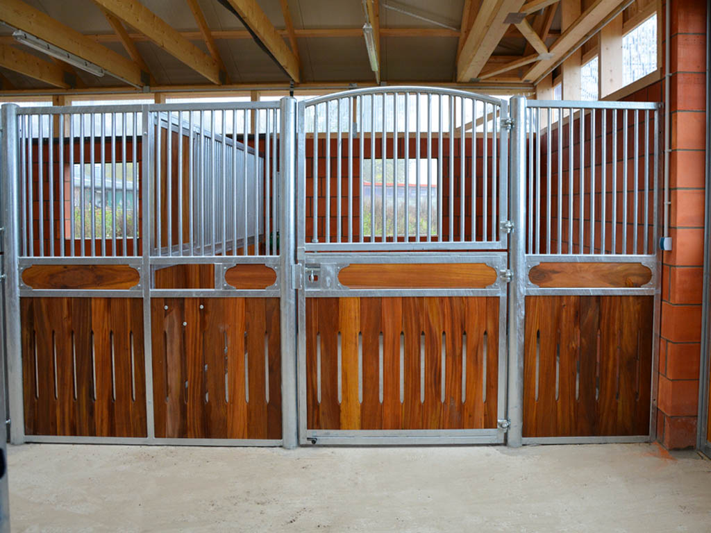 horse pferdesportsysteme innenboxen 027 drehtuer mit rundbogen und federbolzenverschluss