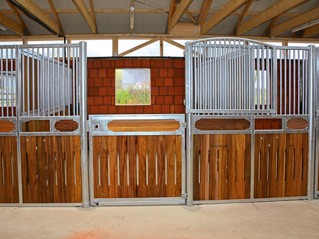 horse pferdesportsysteme innenboxen 028 zweiteilige pferdeboxendrehtuer mit schwenkbarem oberteil