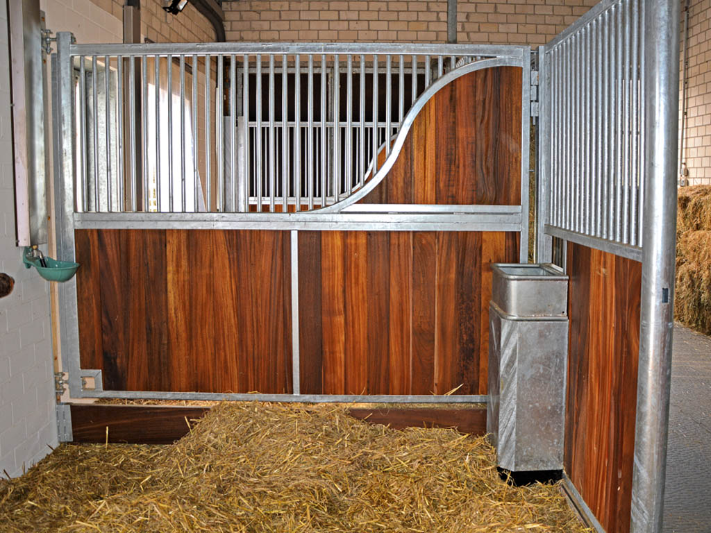 horse pferdesportsysteme innenboxen 031 schwenkbare boxentrennwand mit geschwungenem sichtschutz und putzschrank mit futtertrog