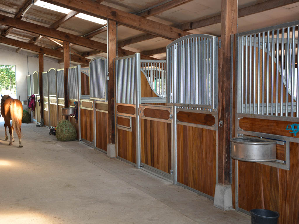 horse pferdesportsysteme innenboxen 034 zweigeteilte boxendrehtuer mit futterdrehtrog