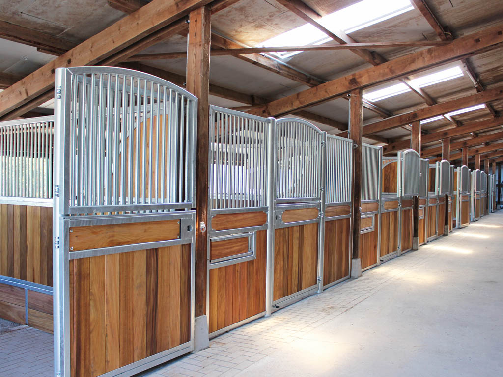 horse pferdesportsysteme innenboxen 037 stallgasse mit drehtueren und fingerschloss