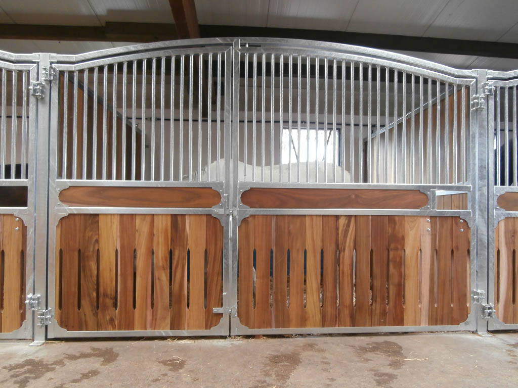 horse pferdesportsysteme innenboxen 040 boxenfront mit drehtuer im bogendesign und doppeltem flacheisenverschluss