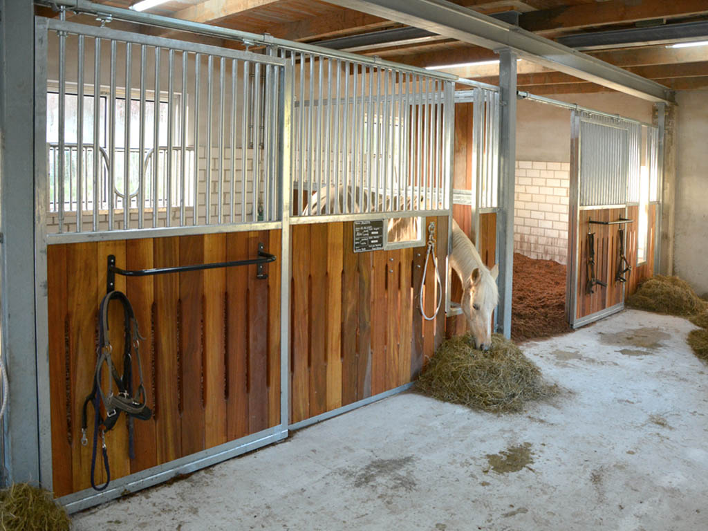 horse pferdesportsysteme innenboxen 042 fressfgitter in schiebetuer und deckenbuegel