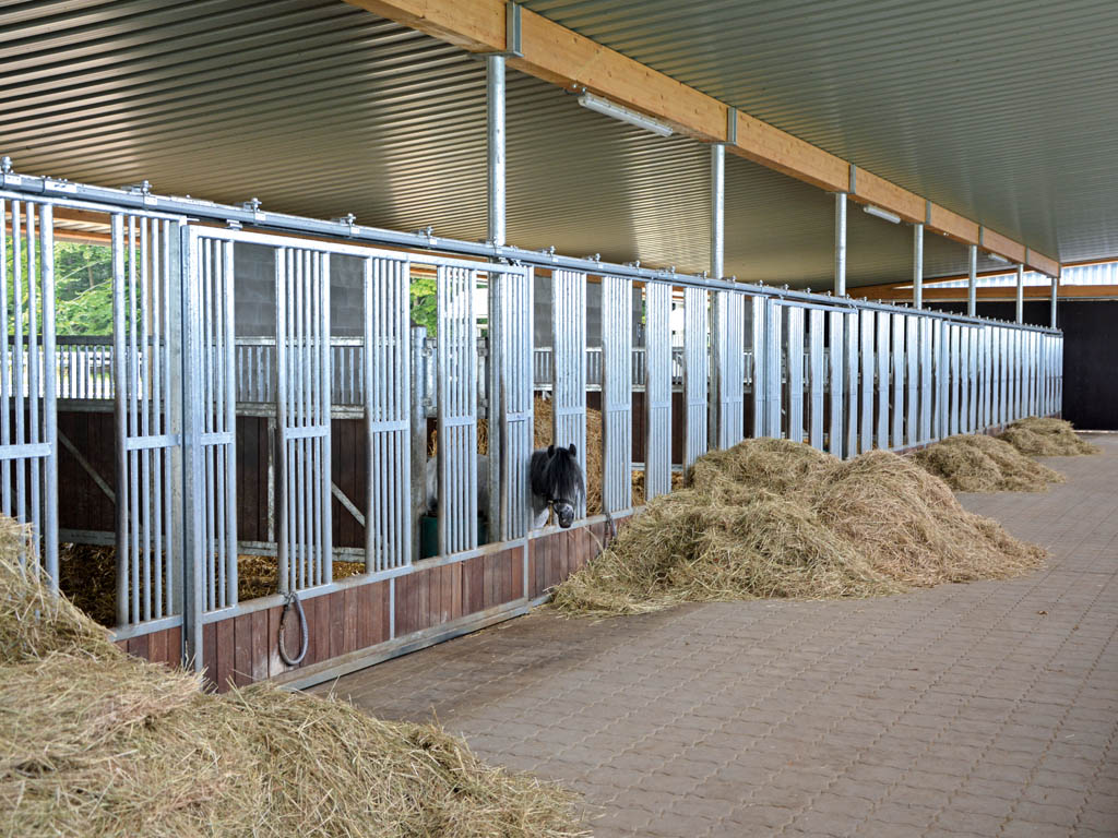 horse pferdesportsysteme innenboxen 049 offenstall futterplatz mit fressoeffnungen