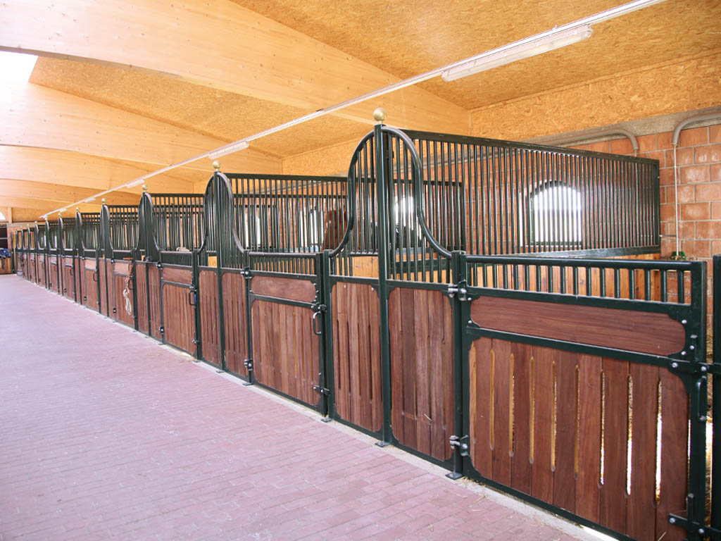 horse pferdesportsysteme innenboxen 055 pulverbeschichtete halbhohe boxenfront