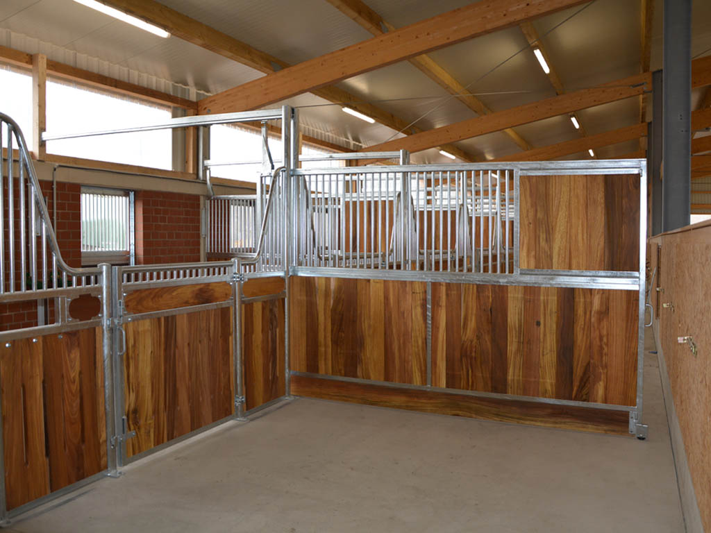 horse pferdesportsysteme innenboxen 064 pferdeboxen mit ziehbarer trennwand