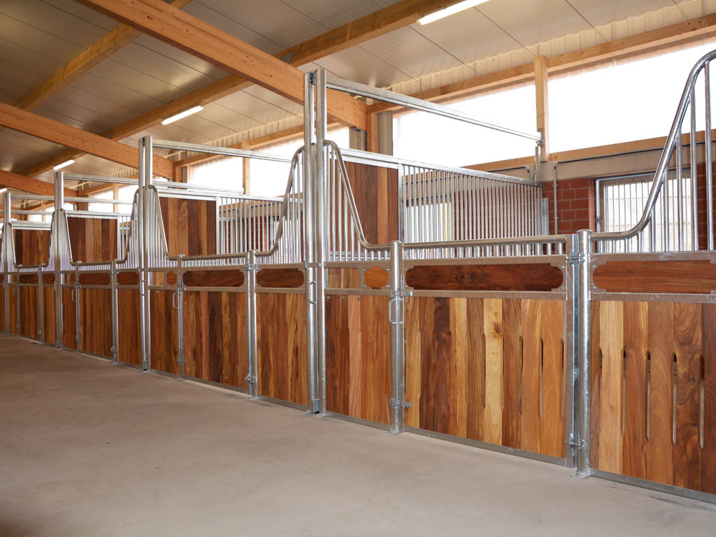 horse pferdesportsysteme innenboxen 065 dreiteilige eckige halbhohe boxenfront mit querbohle