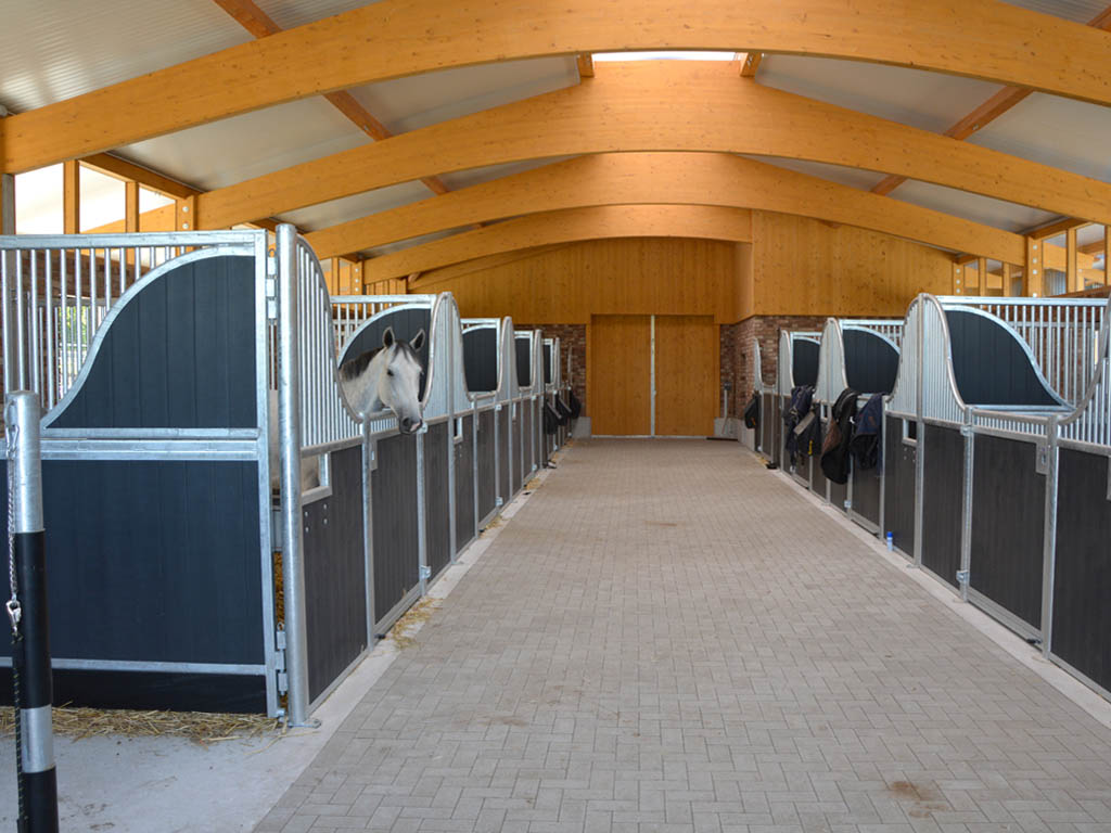 horse pferdesportsysteme innenboxen 068 pferdebox mit kunststoffbohlen