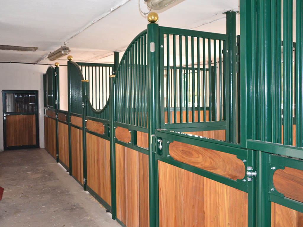 horse pferdesportsysteme innenboxen 072 pulverbeschichtete vorderfront halbhoch mit federbolzenverschluss