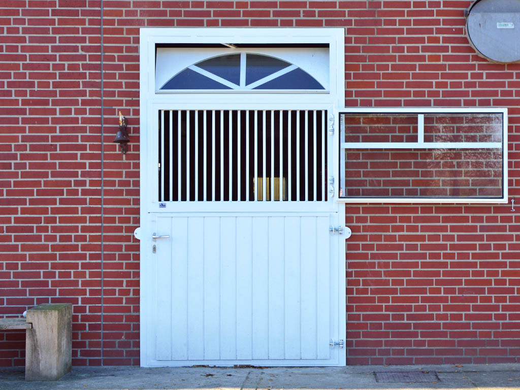 horse pferdesportsysteme stalltueren 007 geteilte aussentuer mit sprossenfenster kippbarem oberlicht und pulverbeschichtetem rahmen in weiss