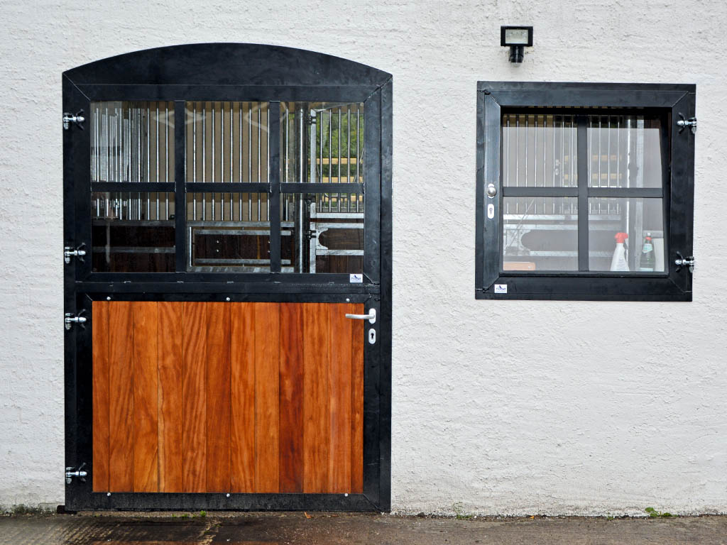 horse pferdesportsysteme stalltueren 015 aussentuer mit drueckergarnitur und sprossenfenster